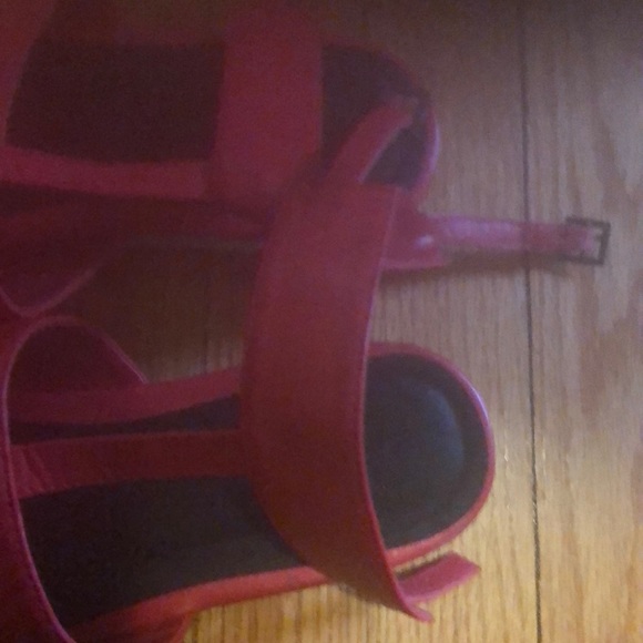 Red sandal - Picture 2 of 2